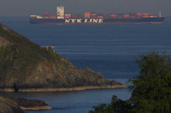27 May 2020 - 19-20-26 
From Antwerp (that's Belgium, of course) to Sausalito, that's the States, of course. Marin County, California. The behemoth is 294.12 m long. Big enough to fill most of a gap.
------------------------------- 
Container ship NYK Deneb
